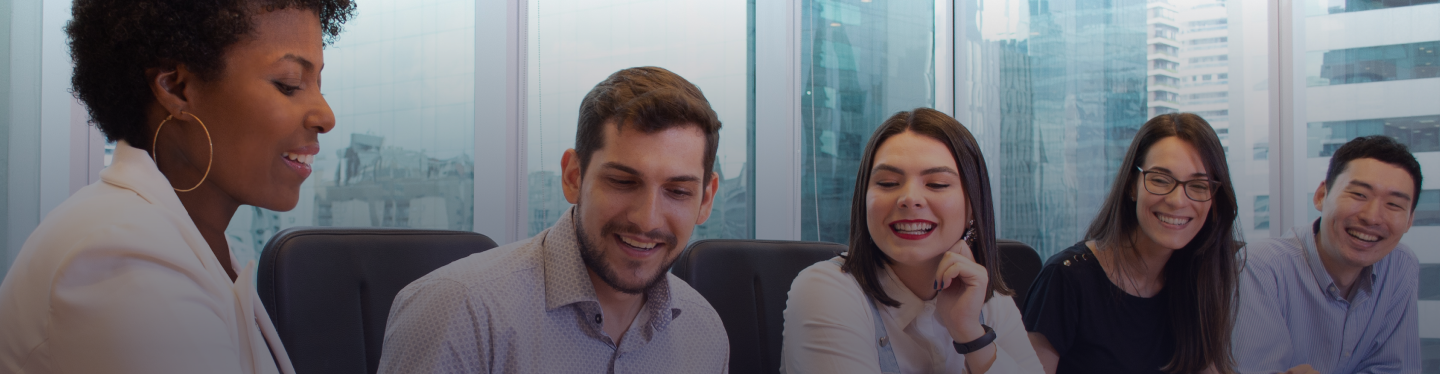 Banner com pessoas descontraídas em ambiente corporativo