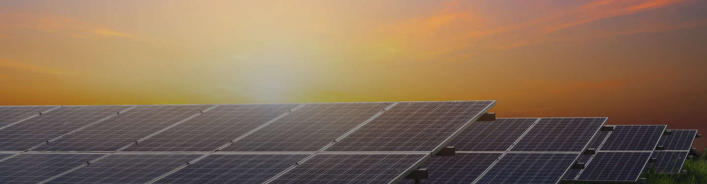 Banner exibindo placas solares e um por do sol