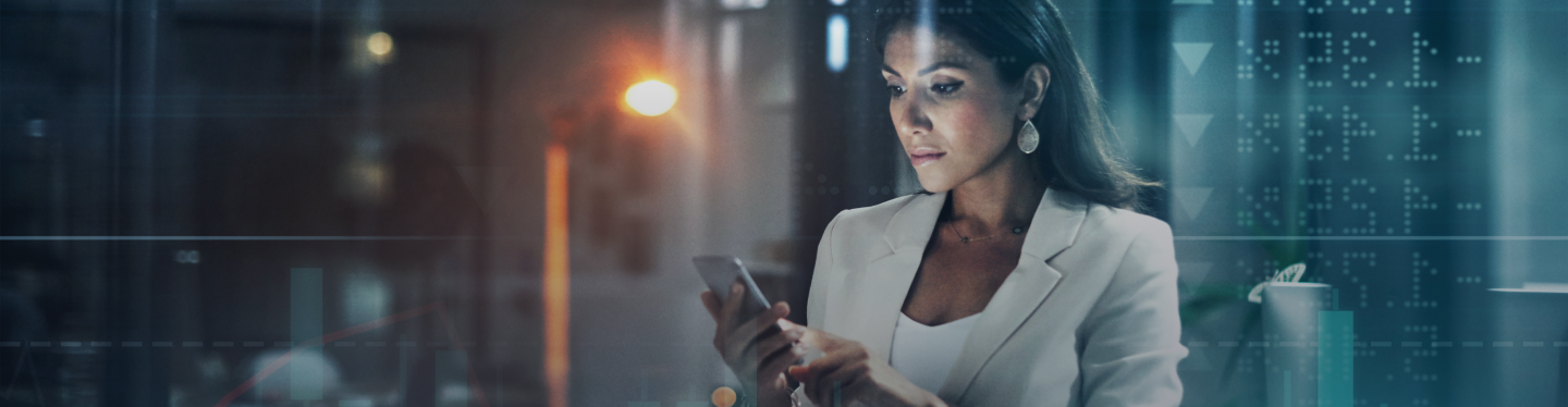 Banner com uma mulher utilizando um celular e gráficos ao fundo